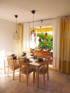 A seating area at Casa Familiar para 10 con jardín, bbq, terraza, piscina y playa cerca