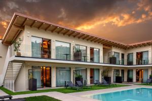 Bazén v ubytování Relais Limonaia - Suites & Garden SPA nebo v jeho okolí