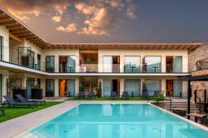 Bazén v ubytování Relais Limonaia - Suites & Garden SPA nebo v jeho okolí