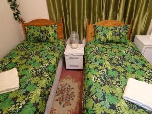- 2 lits installés l'un à côté de l'autre dans une chambre dans l'établissement CHARLES INN, à Liverpool