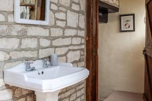 Bilik mandi di Teasel Cross Cottage, Painswick