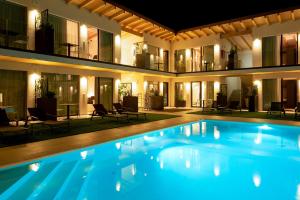 Bazén v ubytování Relais Limonaia - Suites & Garden SPA nebo v jeho okolí
