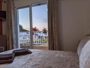 Łóżko lub łóżka w pokoju w obiekcie SunRise Den, a pie de playa, vista al mar y piscina
