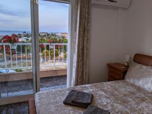 sypialnia z łóżkiem i dużym oknem w obiekcie SunRise Den, a pie de playa, vista al mar y piscina w mieście Puerto de Mazarrón +37 zdjęć