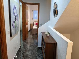 Łóżko lub łóżka w pokoju w obiekcie SunRise Den, a pie de playa, vista al mar y piscina