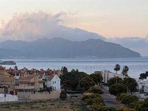 uma vista para uma cidade e para o oceano com uma montanha em SunRise Den, a pie de playa, vista al mar y piscina em Puerto de Mazarrón
