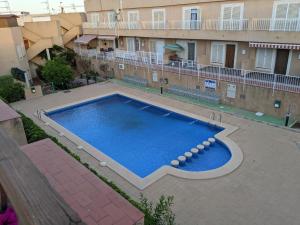 widok na basen przed budynkiem w obiekcie SunRise Den, a pie de playa, vista al mar y piscina w mieście Puerto de Mazarrón