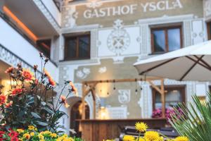 Ein Gebäude mit einem Blumenstrauß davor. in der Unterkunft Gourmethotel Yscla in Ischgl