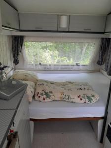 Postel nebo postele na pokoji v ubytování Romala's Home Caravan