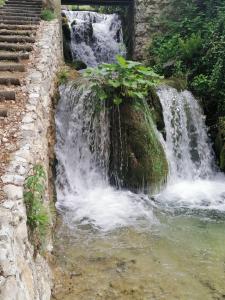 una cascada en medio de un río en San Korana en Lagos de Plitvice