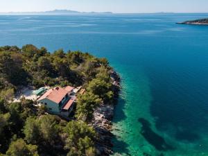 een luchtzicht op een huis op een eiland in het water bij Holiday Home Melanie in Blato