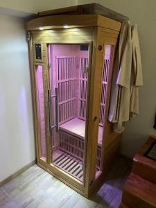 Łóżko lub łóżka w pokoju w obiekcie Le Cosily jacuzzi et sauna privatif