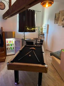 Kuchnia lub aneks kuchenny w obiekcie Le Cosily jacuzzi et sauna privatif