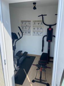 Centrum fitness w obiekcie Le Cosily jacuzzi et sauna privatif