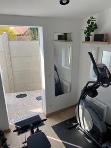 Centrum fitness w obiekcie Le Cosily jacuzzi et sauna privatif