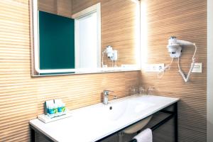 A bathroom at Casa de la Romanilla