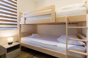 a bedroom with bunk beds in a hostel at Apartman Vischetti in Cres