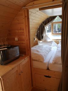 ein kleines Schlafzimmer mit einem Bett in einer Hütte in der Unterkunft Übernachten im Weinfass in Volkach