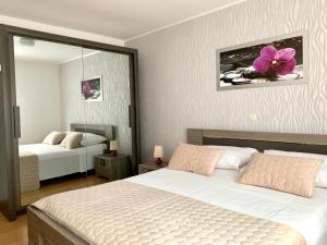 - une chambre avec 2 lits et un miroir dans l'établissement Casa Luisa, à Poreč