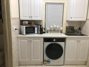 Η κουζίνα ή μικρή κουζίνα στο Birdsong Gardens +34 φωτογραφίες