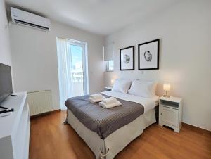 - une chambre avec un lit et 2 serviettes dans l'établissement Niovis B1 by Verde Apartments, à Athènes
