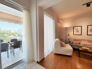 - un salon avec un canapé et une table dans l'établissement Niovis B1 by Verde Apartments, à Athènes