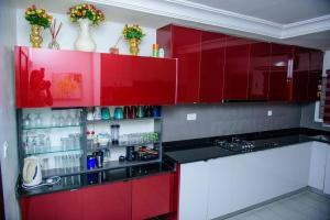 Een keuken of kitchenette bij Beautiful 4-Bedroom House Located in Abuja