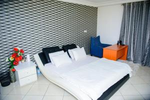 Kama o mga kama sa kuwarto sa Beautiful 4-Bedroom House Located in Abuja