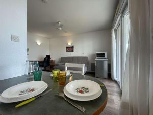 ラ・ロシェルにあるAppartement La Rochelle, 2 pièces, 3 personnes - FR-1-246-260の白皿2枚付テーブル