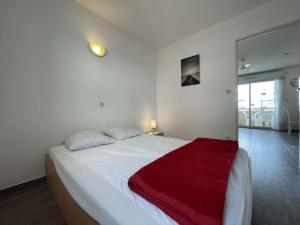 ラ・ロシェルにあるAppartement La Rochelle, 2 pièces, 3 personnes - FR-1-246-260のベッドルーム(白いベッド1台、赤い毛布付)