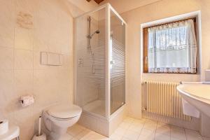 A bathroom at Ferienparadies Sabina Latsche