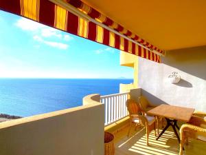 a balcony with a table and a view of the ocean at Spanish Connection - Seychelles in La Manga del Mar Menor