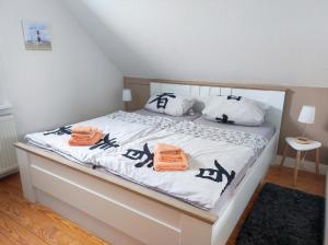 une chambre avec un lit avec deux serviettes dessus dans l'établissement Haus Sommerwind, à Norderney