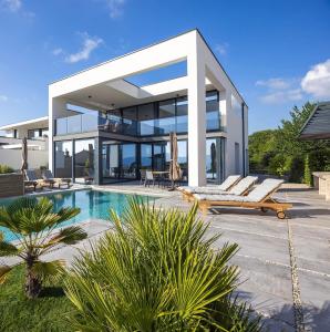 Πισίνα στο ή κοντά στο FIRST RESIDENCE Villa Middlearth