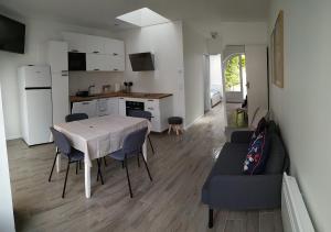 Kuchyňa alebo kuchynka v ubytovaní Charmant et lumineux logement, au cœur de Cabourg