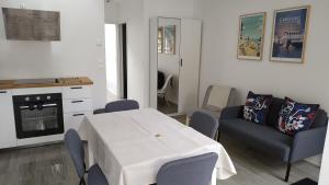 Kuchyňa alebo kuchynka v ubytovaní Charmant et lumineux logement, au cœur de Cabourg