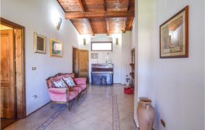 Posezení v ubytování Cozy Home In Motta San Giovanni With Wifi