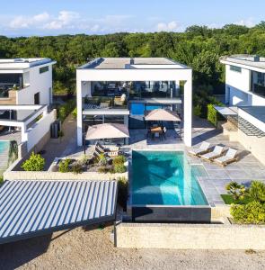 Πισίνα στο ή κοντά στο FIRST RESIDENCE Villa Middlearth