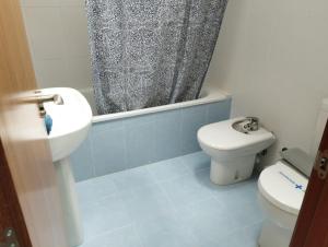 Ένα μπάνιο στο VUT-HU-22-247 Fabuloso Apartamento con vistas a la montaña El Abedul Luga 23 Castiello de Jaca +27 φωτογραφίες