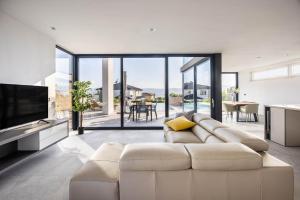 Μια τηλεόραση ή/και κέντρο ψυχαγωγίας στο FIRST RESIDENCE Villa Middlearth