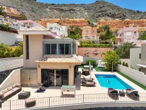 Bazén v ubytování TORVISCAS SUNSET VILLA 4 rooms & private Jacuzzi nebo v jeho okolí