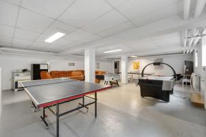 Habitación grande con mesa de ping pong. en Kragsbjerggaard Vandrerhjem, en Odense