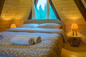 Un pat sau paturi într-o cameră la Mountain Houses Emilija