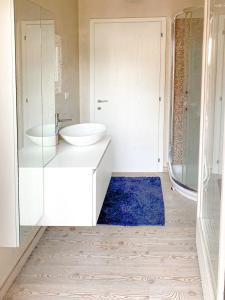 a bathroom with two sinks and a shower at Elegante appartamento [Trento centro] Carpe Diem in Trento +15 photos