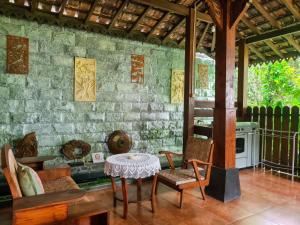 Posezení v ubytování Ndalem Suryo Saptono Guest House