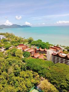 峇都丁宜AGODA C VIEW @ Sri Sayang Beach Resort的度假村和海洋的鸟瞰图 更多37张照片