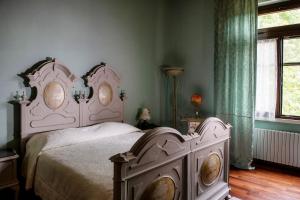 a bedroom with a large white bed and a window at PALAZZO Bed and Breakfast in Calvisano