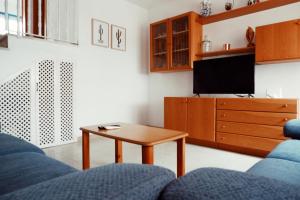 a living room with a blue couch and a table at Casa Iqui in San José