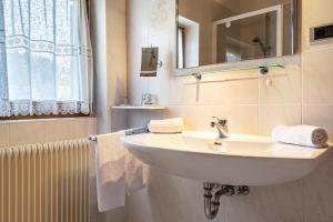 A bathroom at Ferienparadies Sabina Latsche