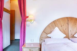 A bed or beds in a room at Ferienparadies Sabina Latsche